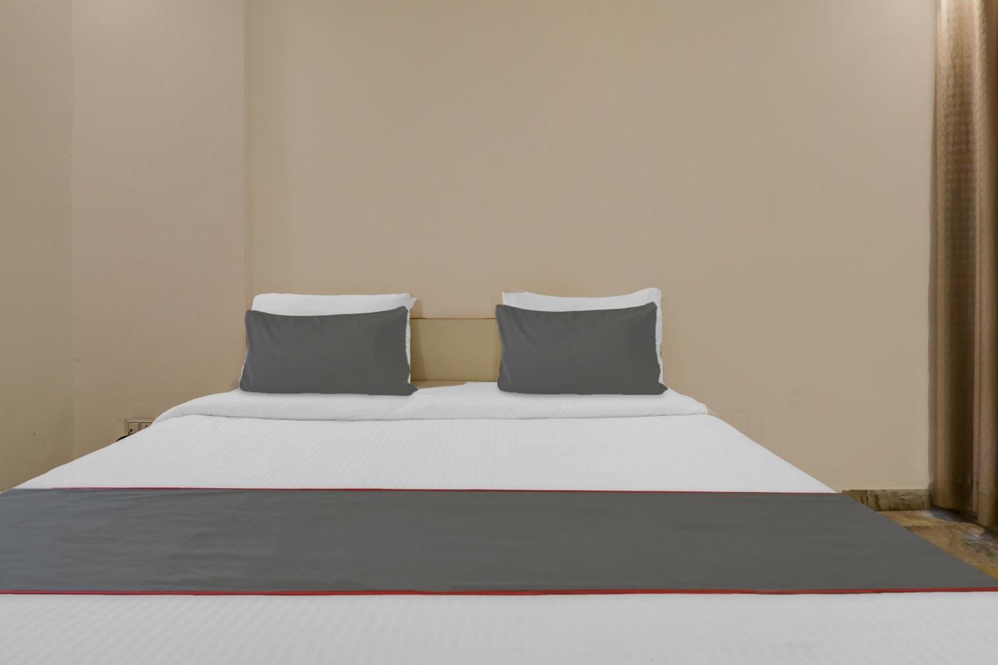 Hotel Collection O Premier Near Hazratganj à Lucknow Extérieur photo