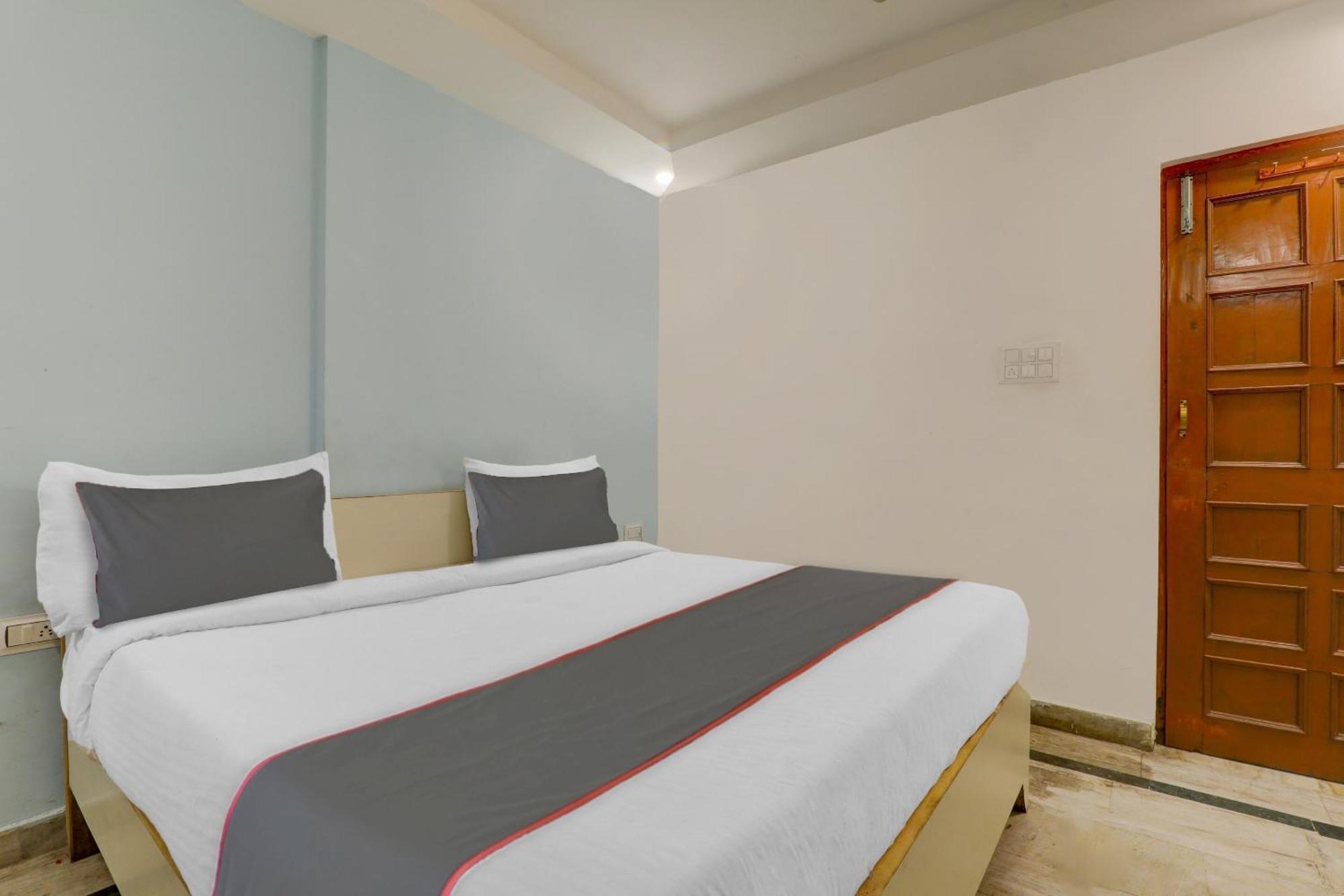 Hotel Collection O Premier Near Hazratganj à Lucknow Extérieur photo