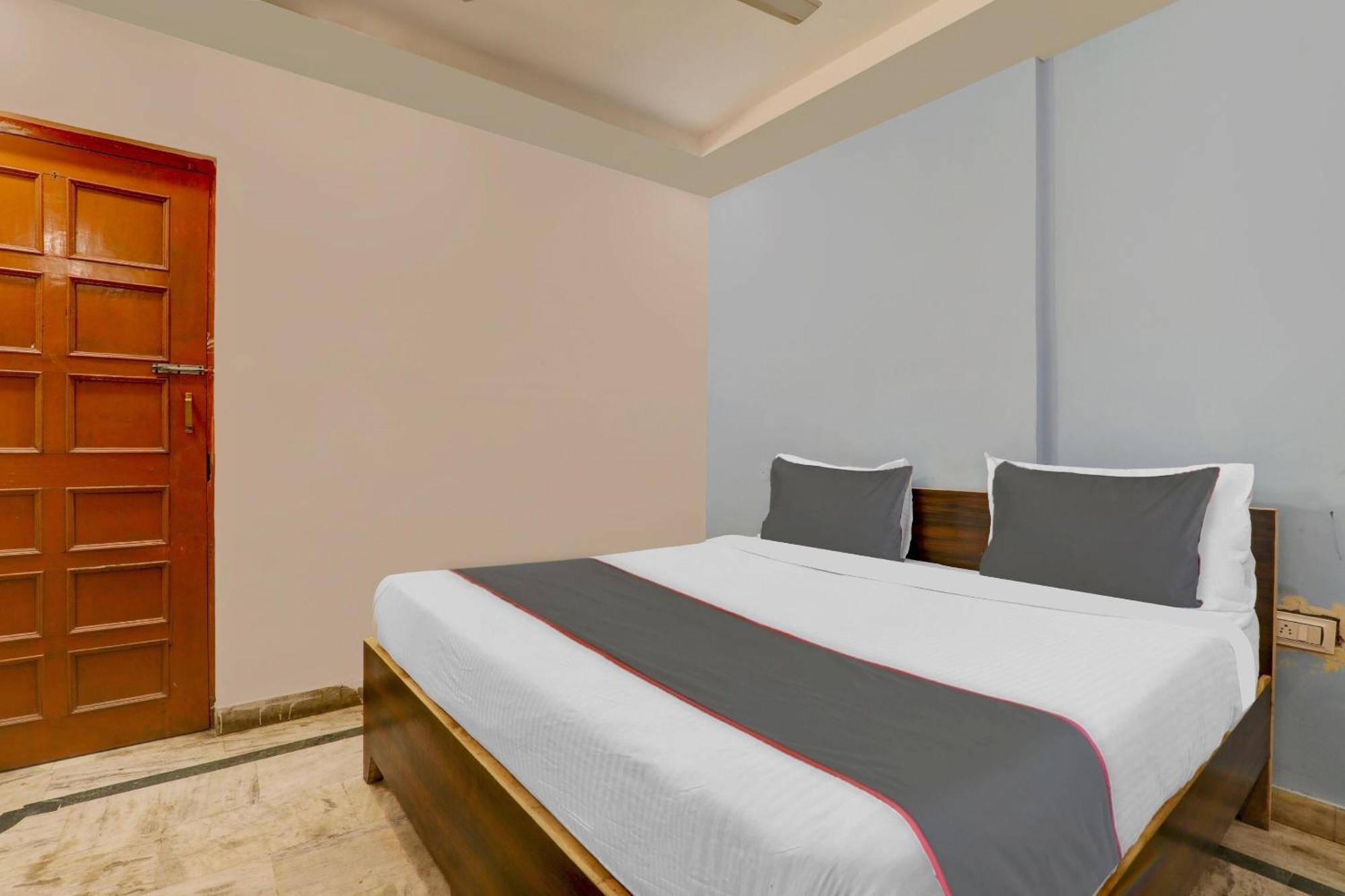 Hotel Collection O Premier Near Hazratganj à Lucknow Extérieur photo