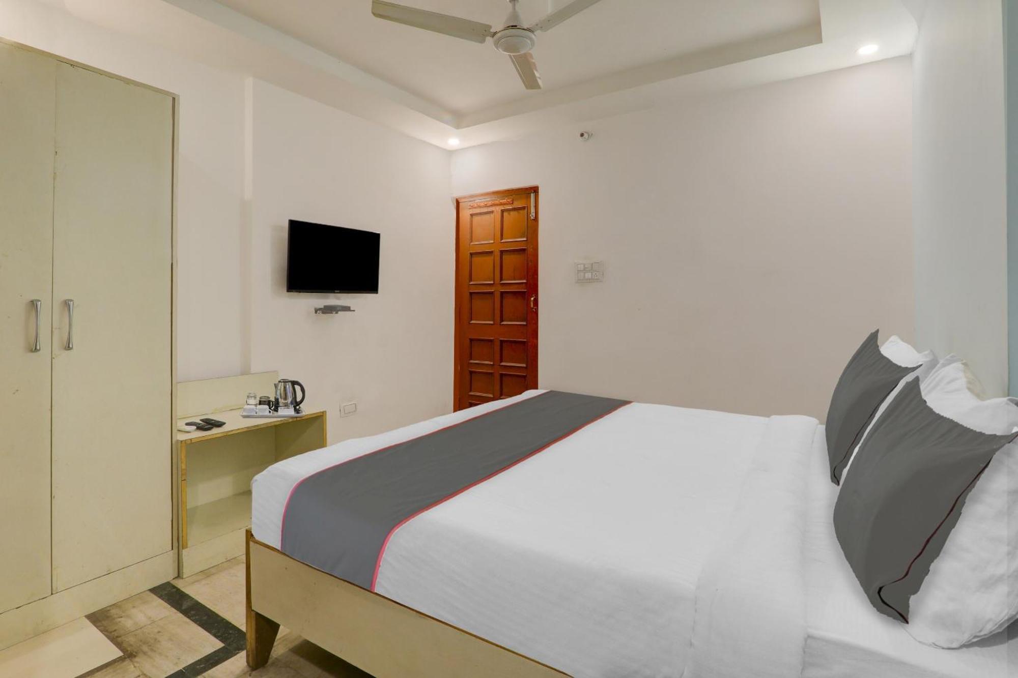 Hotel Collection O Premier Near Hazratganj à Lucknow Extérieur photo