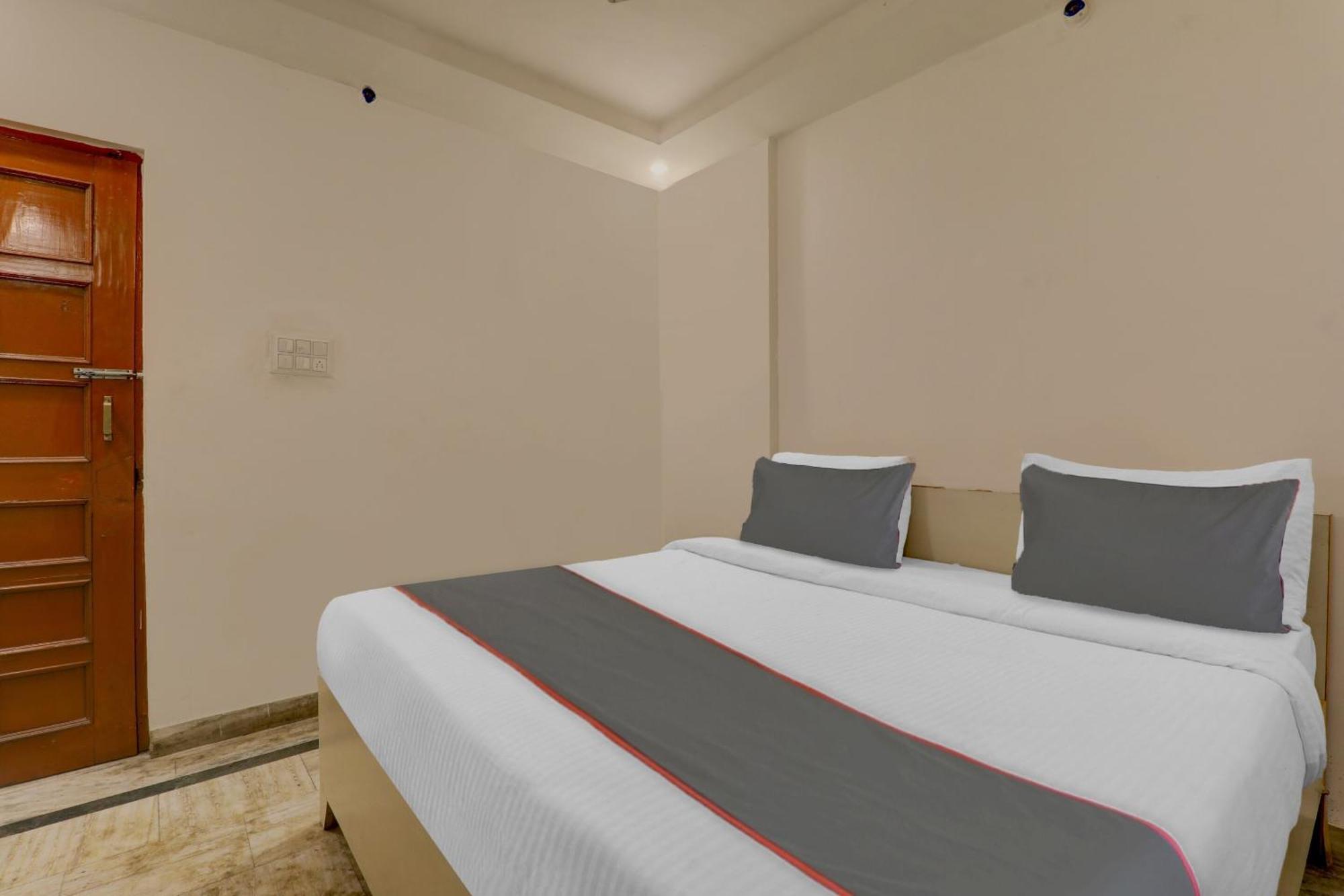 Hotel Collection O Premier Near Hazratganj à Lucknow Extérieur photo