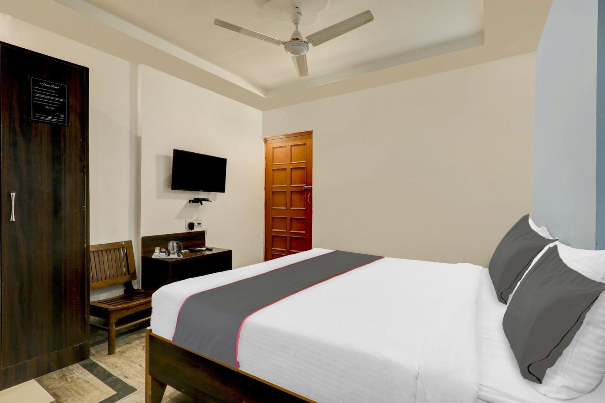 Hotel Collection O Premier Near Hazratganj à Lucknow Extérieur photo