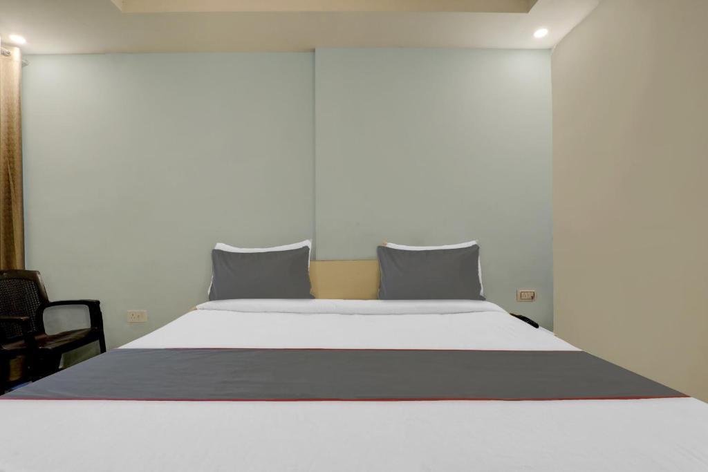 Hotel Collection O Premier Near Hazratganj à Lucknow Extérieur photo