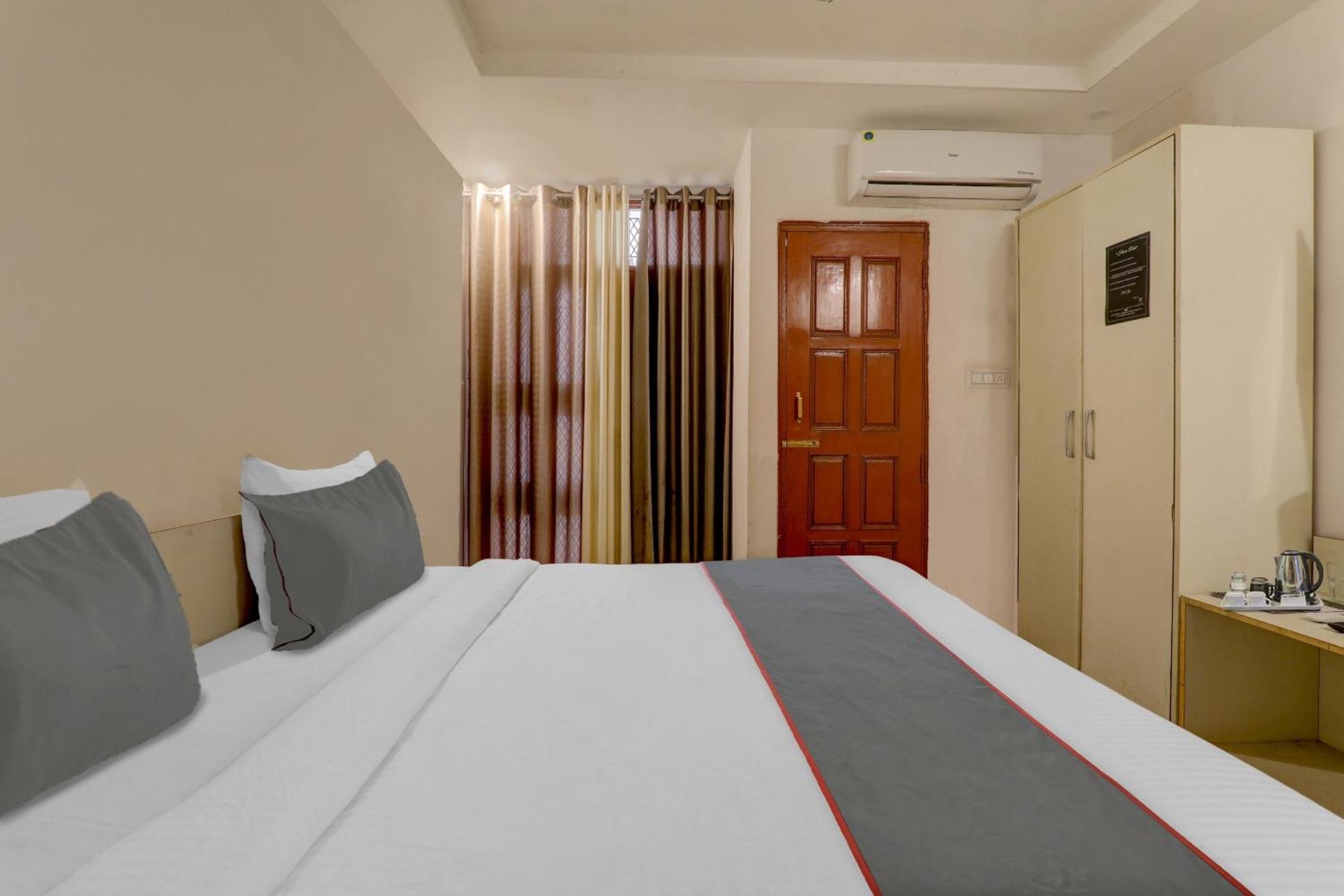 Hotel Collection O Premier Near Hazratganj à Lucknow Extérieur photo