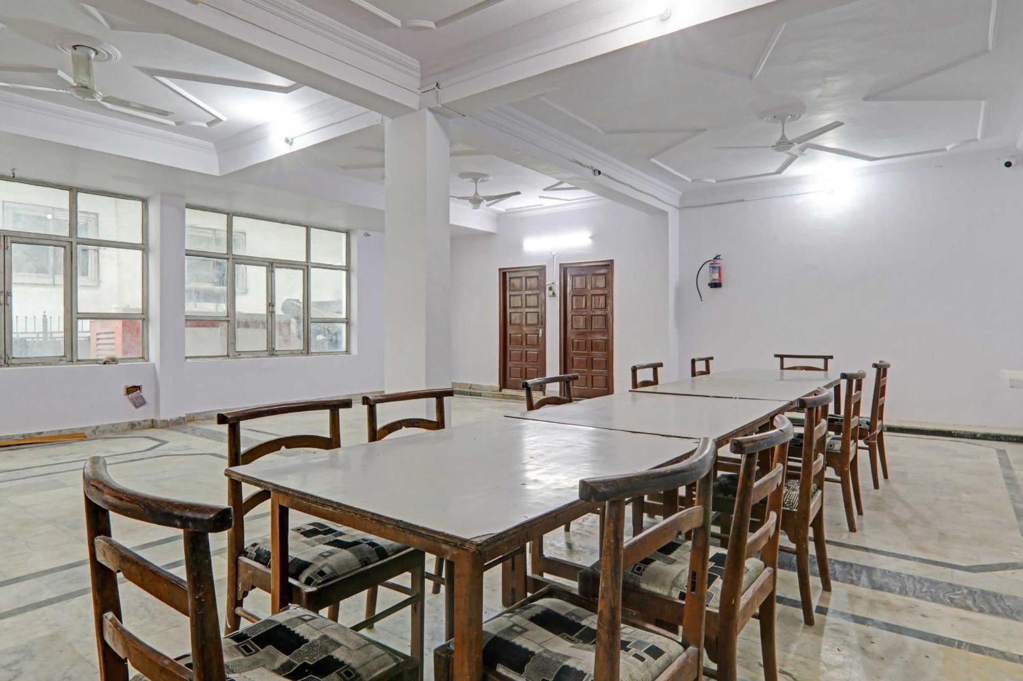 Hotel Collection O Premier Near Hazratganj à Lucknow Extérieur photo