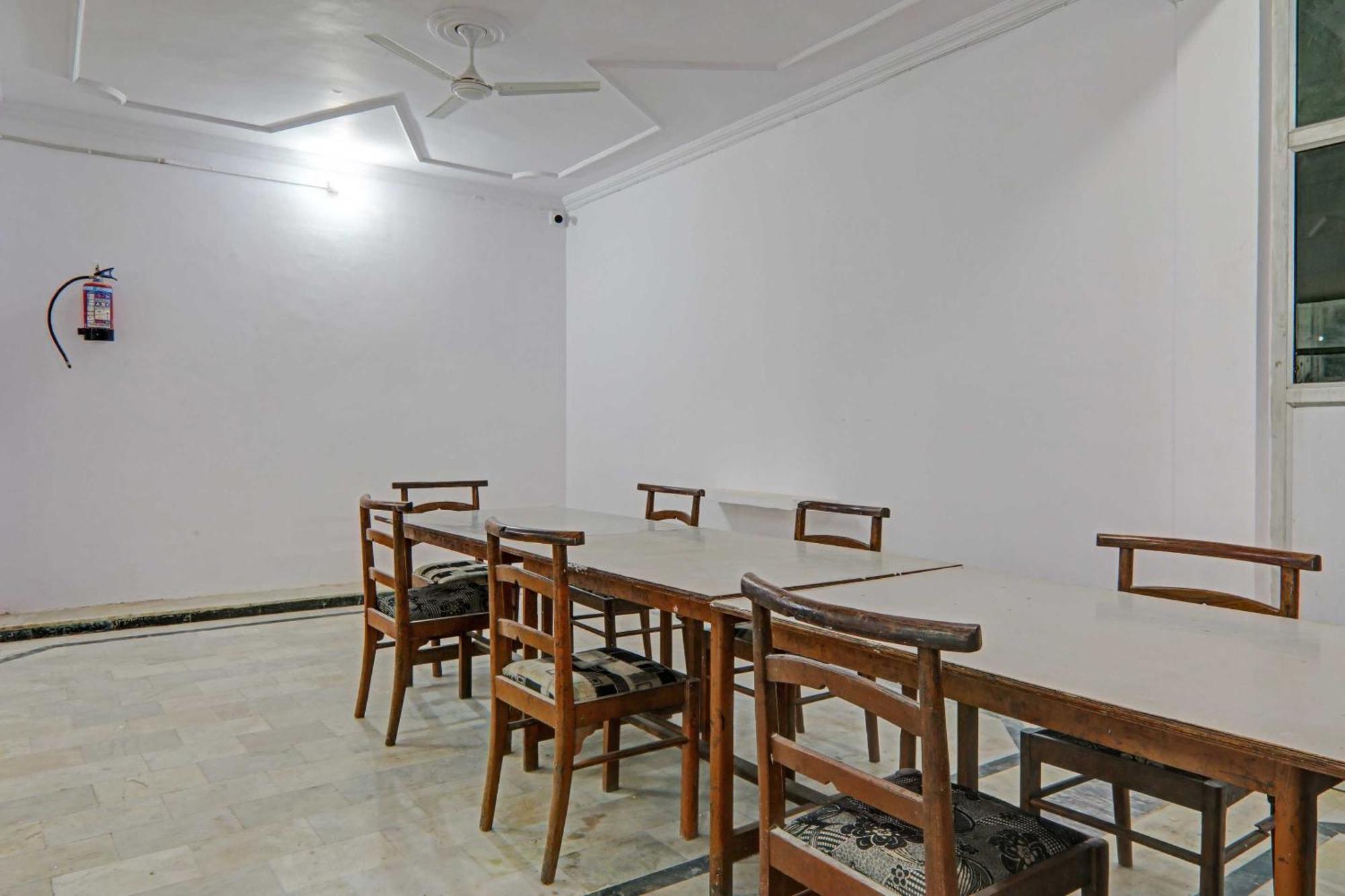 Hotel Collection O Premier Near Hazratganj à Lucknow Extérieur photo