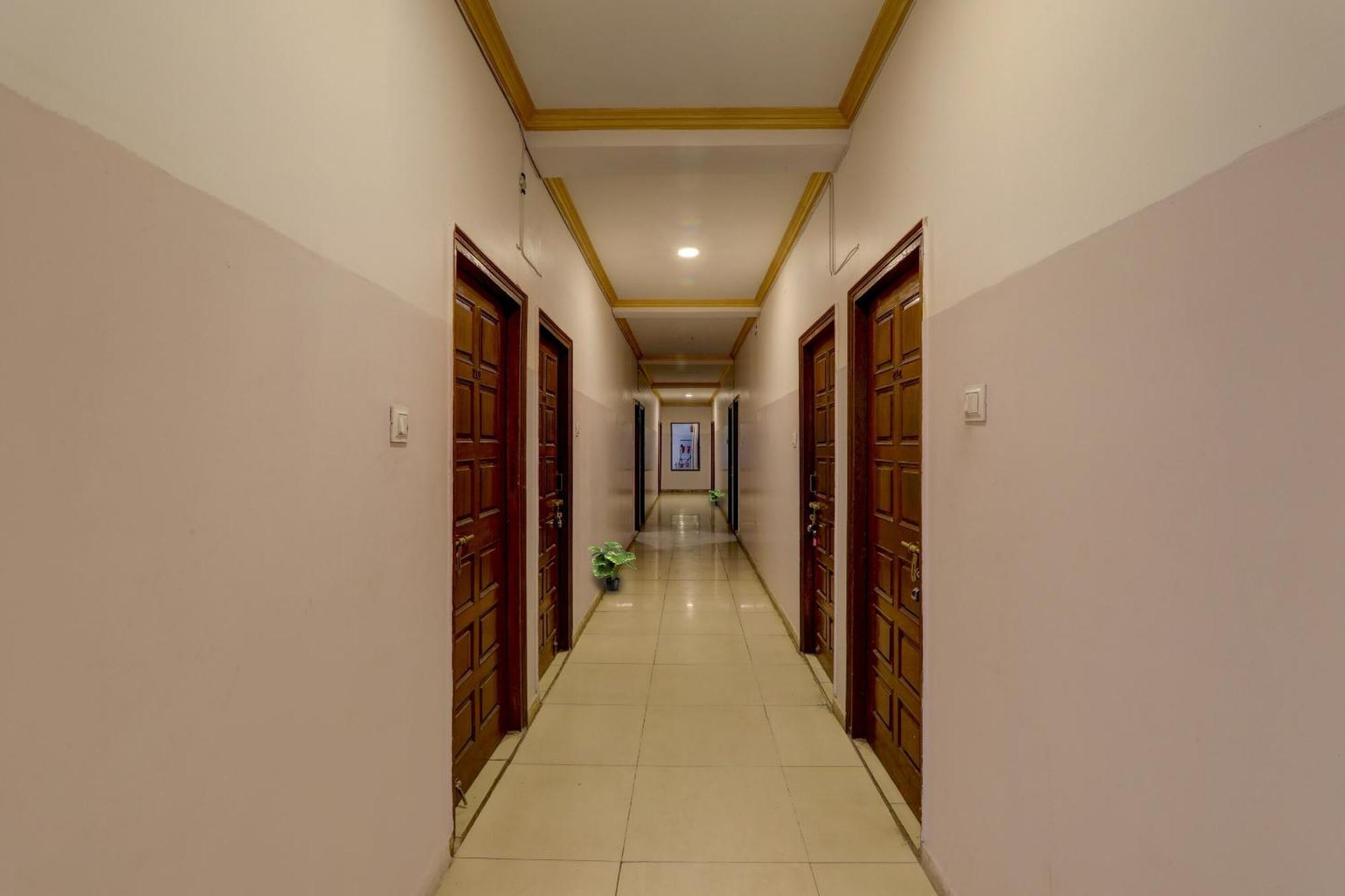 Hotel Collection O Premier Near Hazratganj à Lucknow Extérieur photo