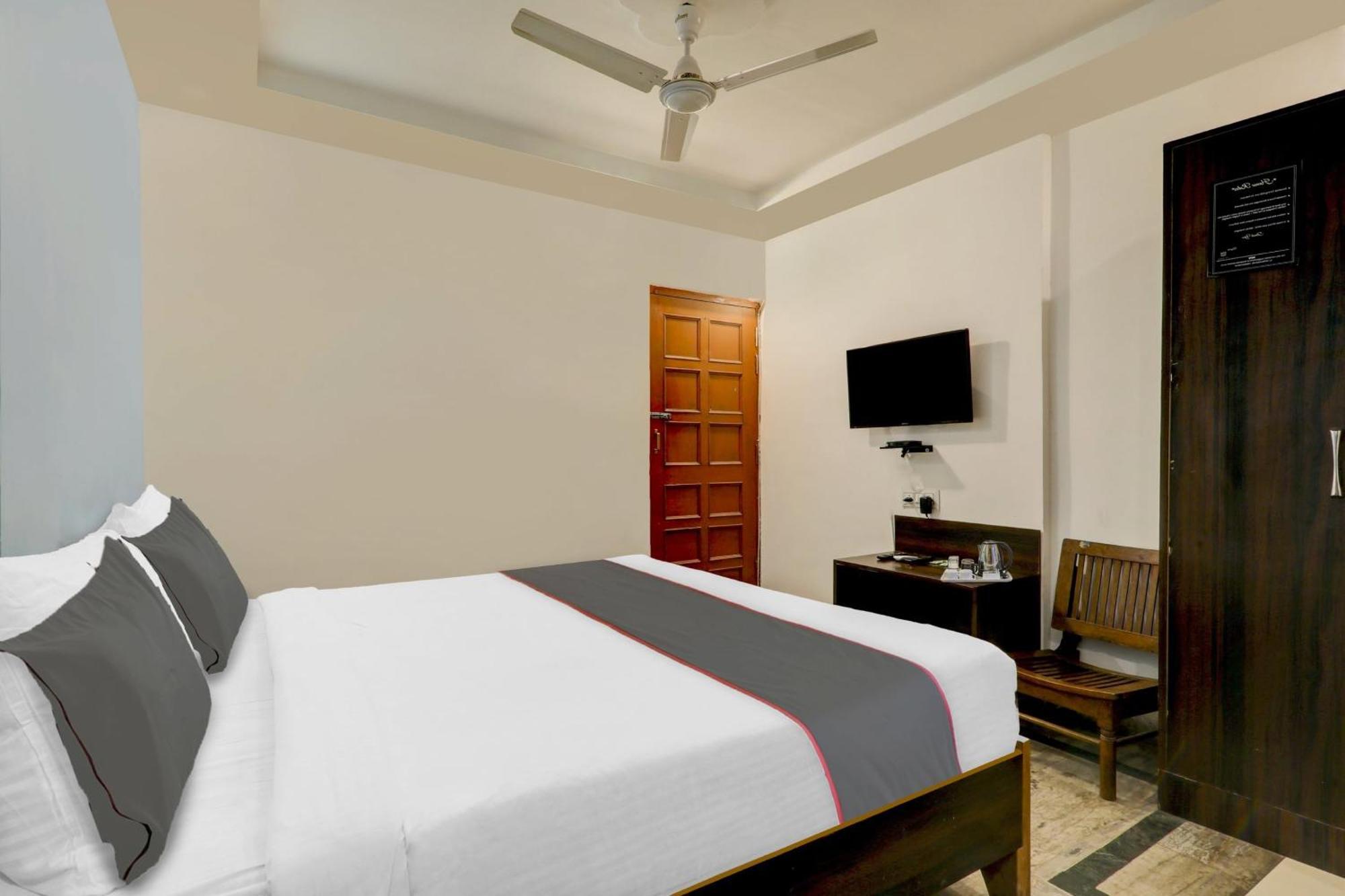 Hotel Collection O Premier Near Hazratganj à Lucknow Extérieur photo