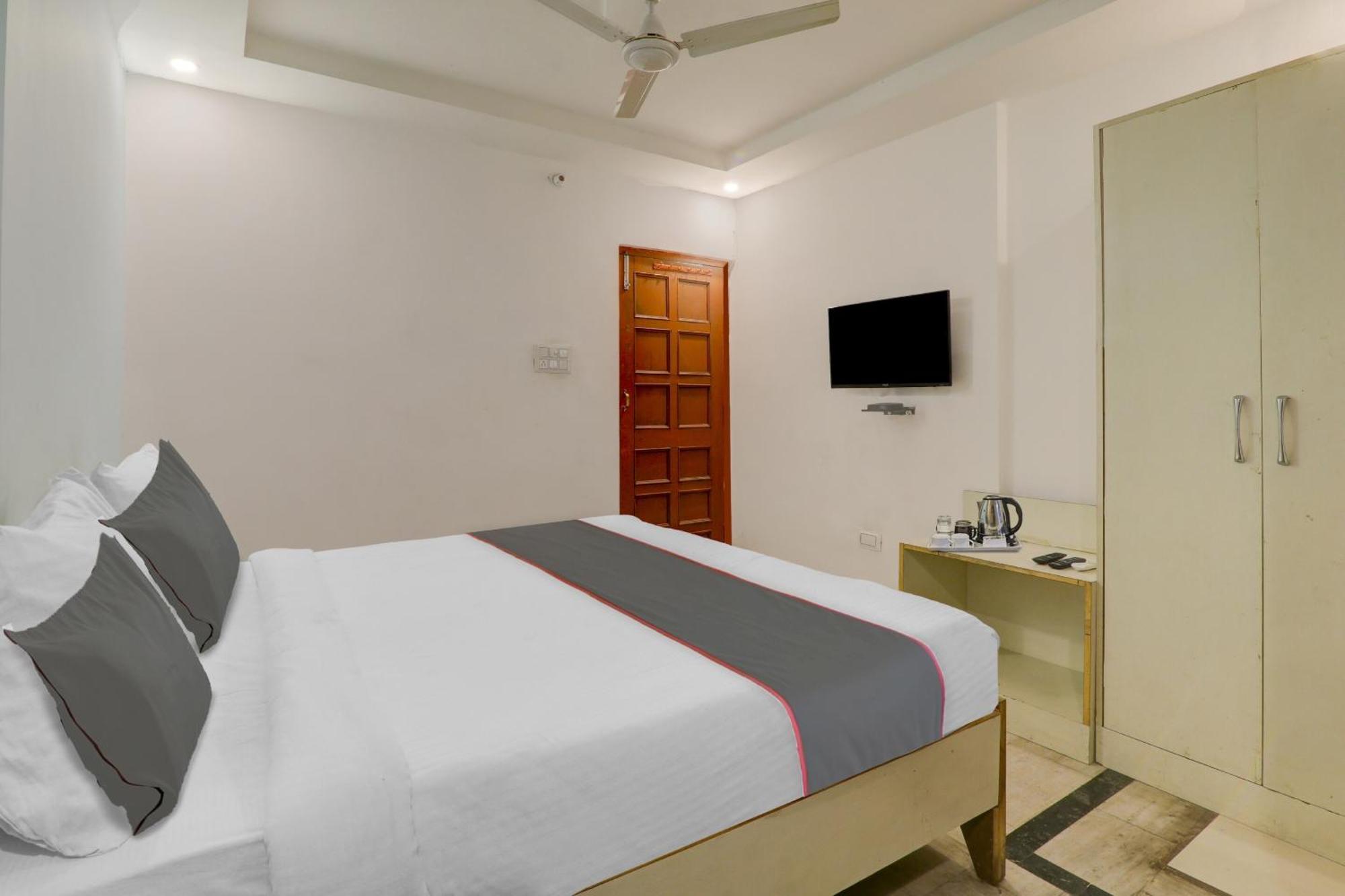 Hotel Collection O Premier Near Hazratganj à Lucknow Extérieur photo