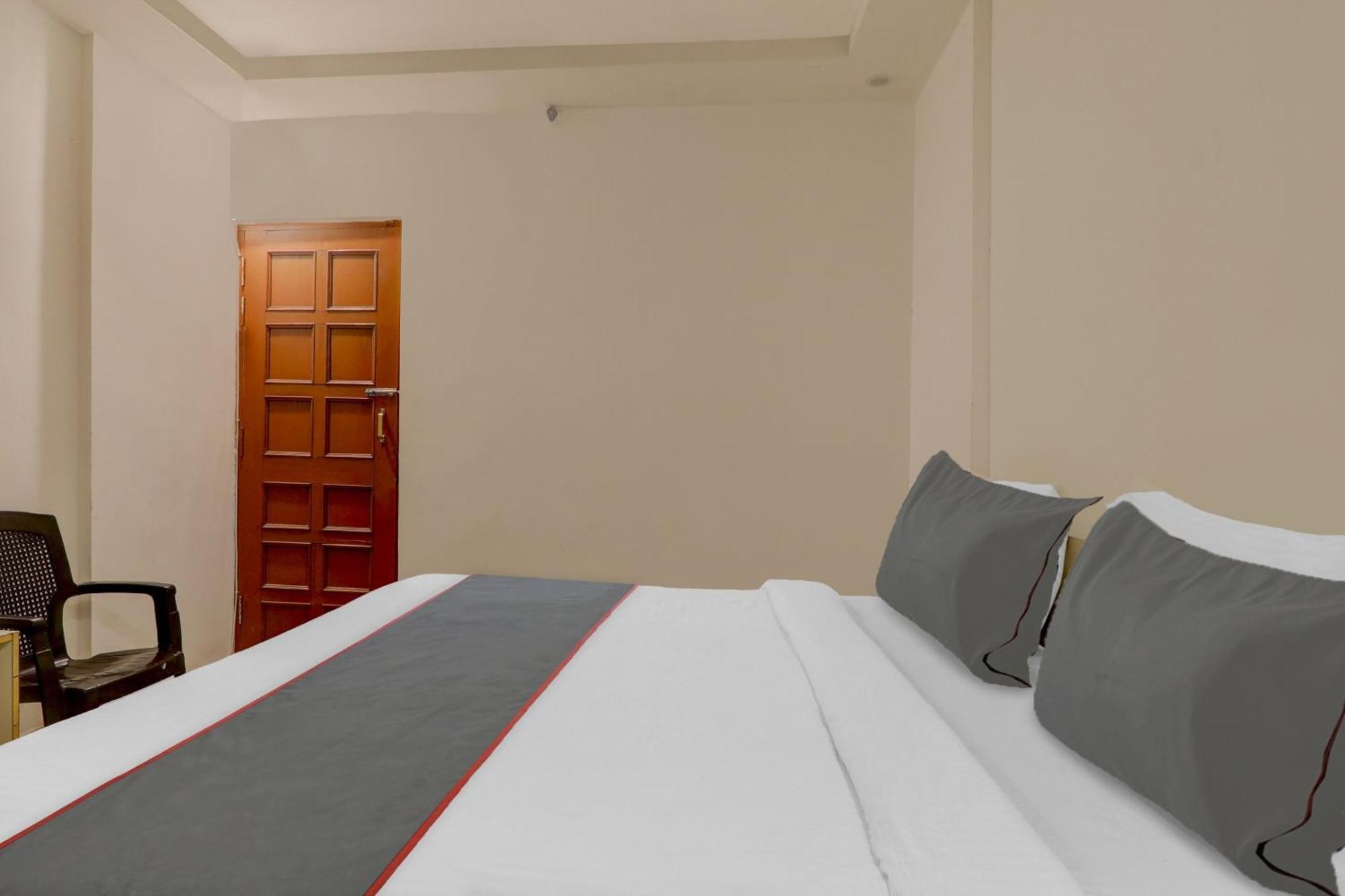 Hotel Collection O Premier Near Hazratganj à Lucknow Extérieur photo
