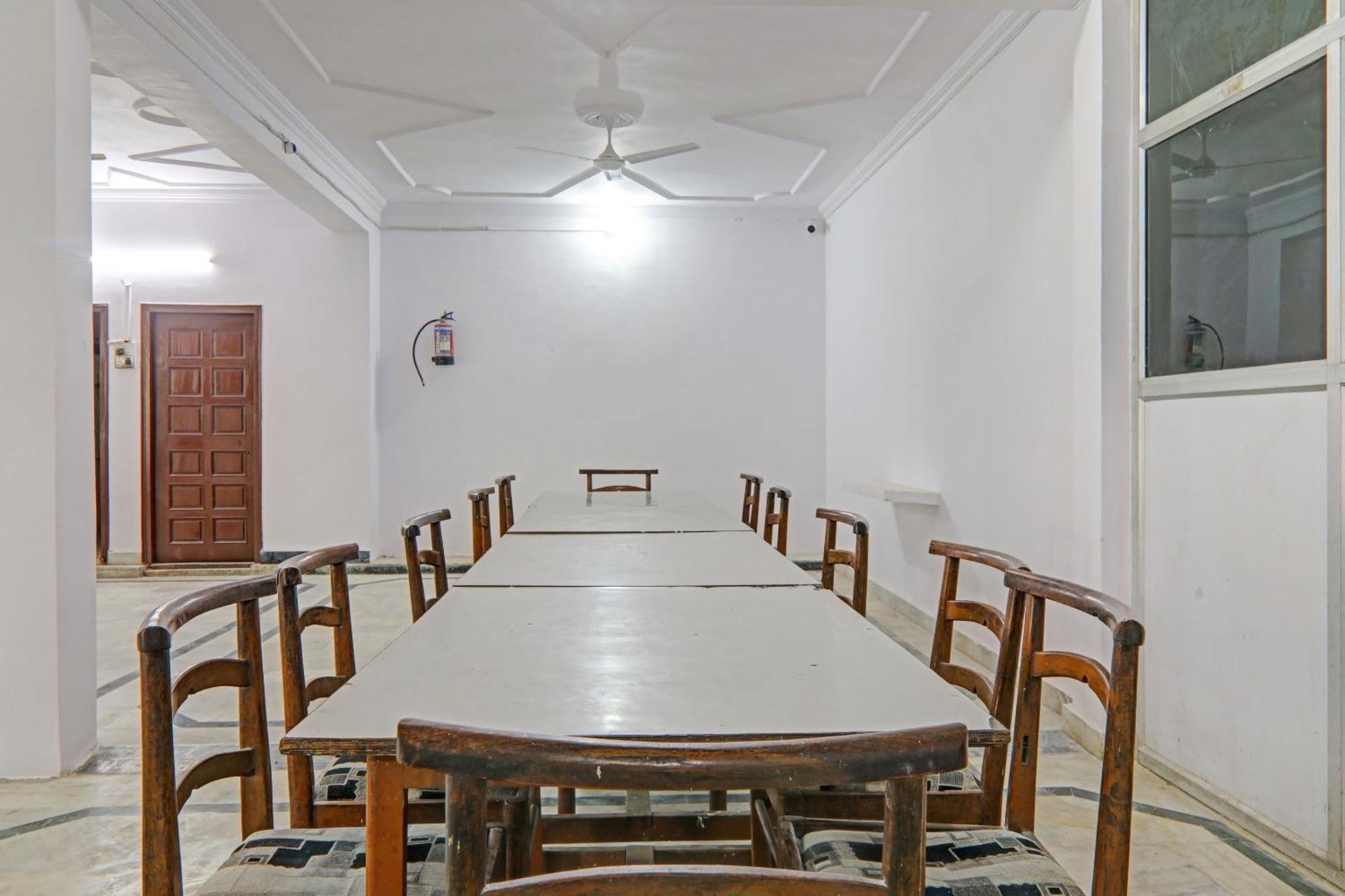 Hotel Collection O Premier Near Hazratganj à Lucknow Extérieur photo