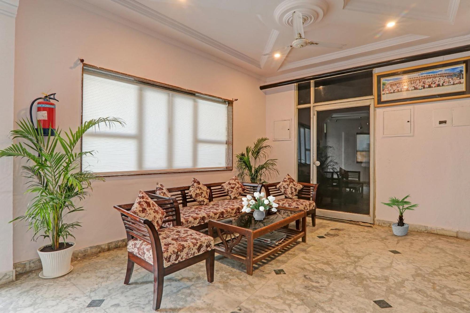 Hotel Collection O Premier Near Hazratganj à Lucknow Extérieur photo